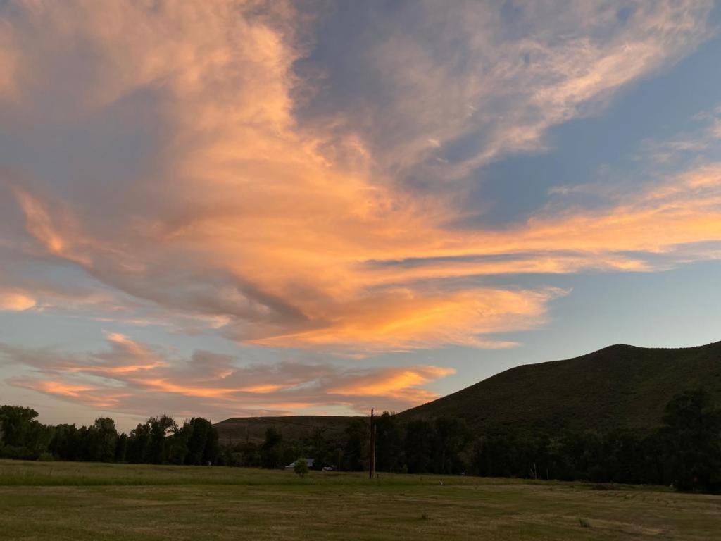 Aubin Sky Lodging At The Yl Ranch Savery Buitenkant foto